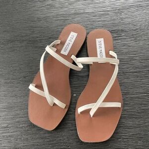 STEVE MADDEN White Flat Sandals NWT US 6